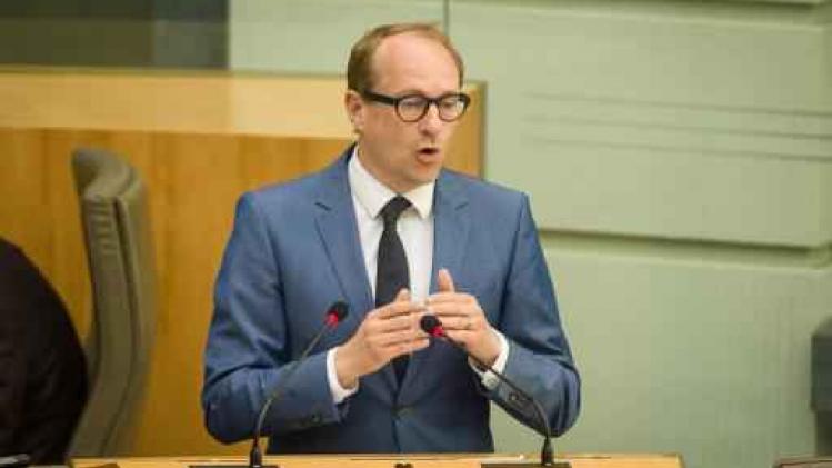 Minister Weyts opent eerste nieuw schuilhutje De Lijn