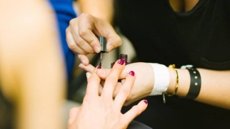 Vrouw met corona breekt quarantaineregels om naar nagelsalon te gaan: "Mijn nagels moesten DRINGEND verzorgd worden"