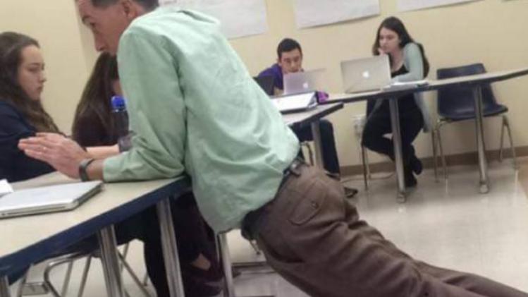 Deze beelden van leerkrachten in de meest absurde poses zijn hilarisch (foto's)