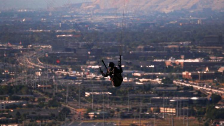 Paraglider zit urenlang vast in elektrische draden (video)