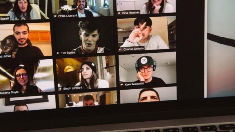 LIEF. Studenten zetten hun webcams aan om hun eenzame leerkrachten gezelschap te houden tijdens Zoom-lessen (video)