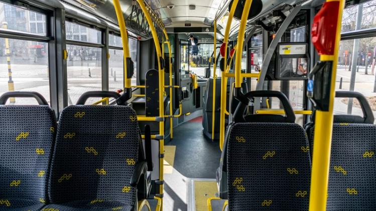 Onderzoek: kans op coronabesmetting in trein, tram of bus is "miniem"
