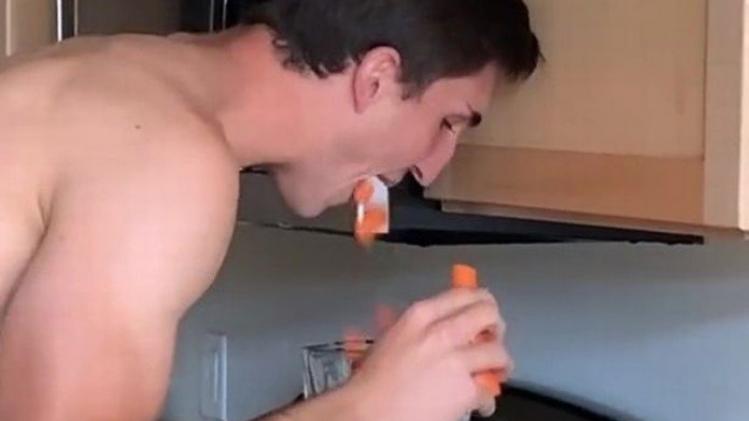 BIZAR. Man deelt vies trucje om wortelen te snijden, reacties zijn genadeloos (video)