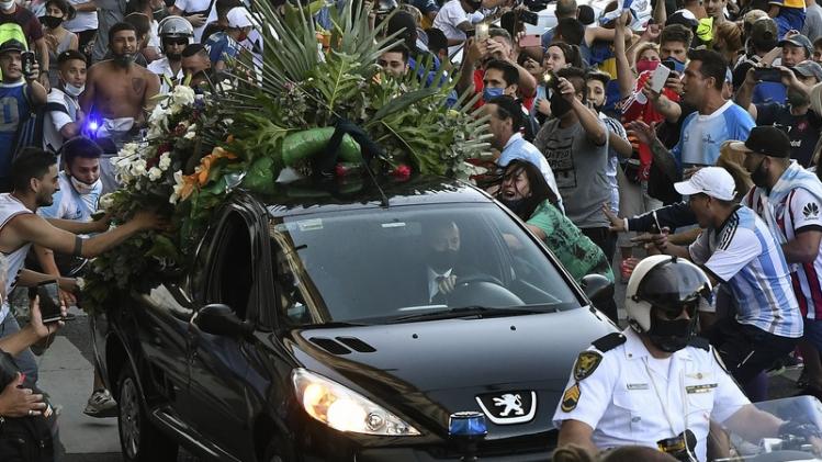 BIZAR. Begrafenismedewerker doet DIT met lichaam Maradona en wordt direct ontslagen