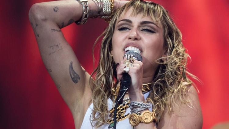 Miley Cyrus halfnaakt op cover van Rolling Stone: "Ik geef kranten tenminste iets om over te schrijven" (foto)