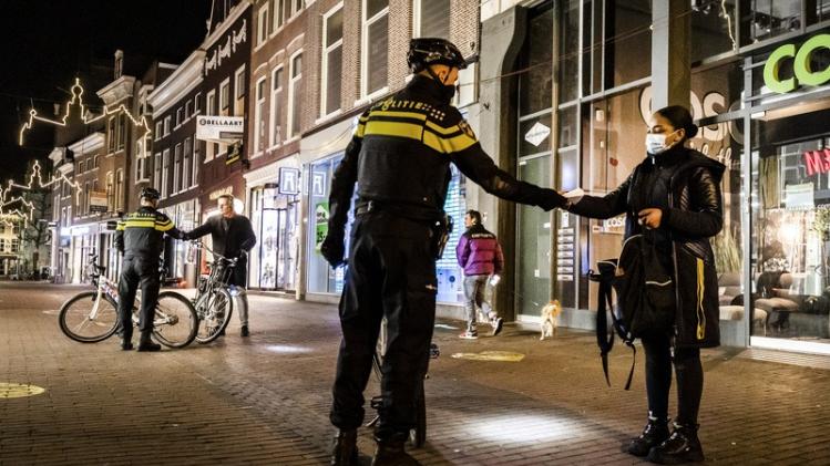 In heel Nederland 3.600 boetes en 25 arrestaties voor negeren avondklok en gebruik van geweld (video)