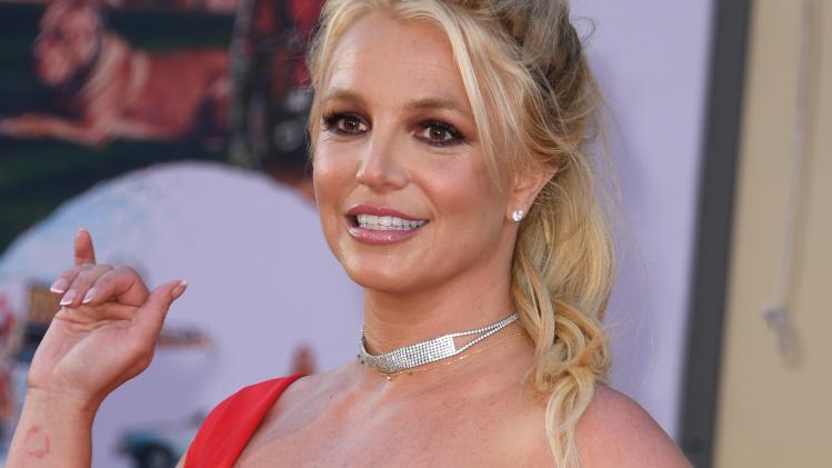 Britney Spears vertoont weer vreemd gedrag in filmpje: "Wat heeft ze geschoven?" (video)
