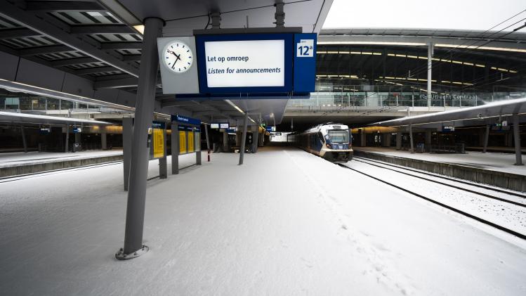 Geen treinverkeer in Nederland door sneeuw, honderden ongevallen in Duitsland