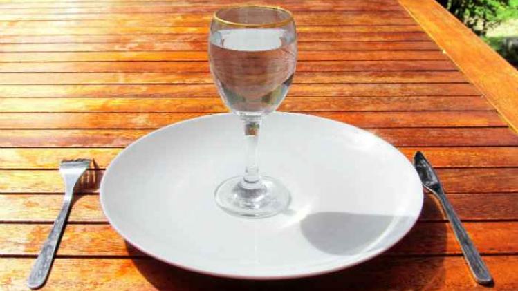 Fasting_4-Fasting-a-glass-of-water-on-an-empty-plate