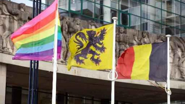 Ook Vlaams Parlement hangt op 17 mei regenboogvlag