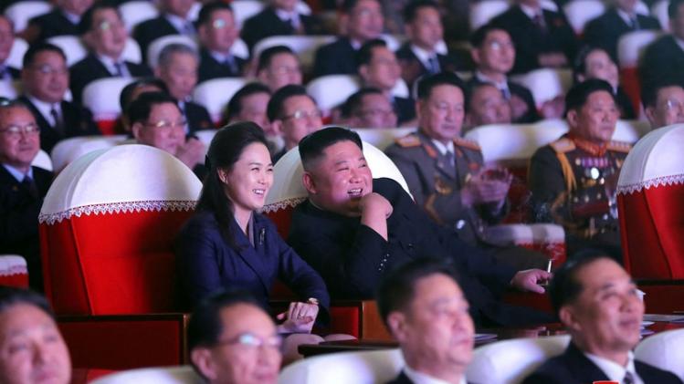 Voor het eerst in een jaar verschijnt vrouw Kim Jong-un weer in het openbaar