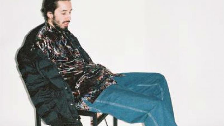 Na ‘Flip', zijn debuutalbum dat dubbel platina behaalde en een knipoog was naar zijn skaterjeugd, laat Lomepal alias Antoine Valentinelli nog wat meer van zichzelf zien. ‘Jeannine' is een eerbetoon aan de gekste vrouw uit zijn leven, maar ook een blik o