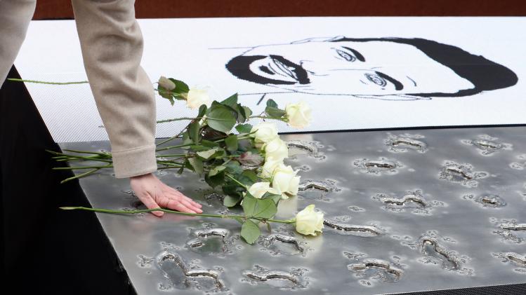 Emotionele herdenkingsplechtigheid aan monument voor terreurslachtoffers