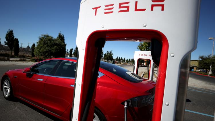 Amerikanen kunnen hun Tesla op bijzondere manier betalenifornia Governor Newsom Announces Ban Of Gas-Powered Cars By 2035