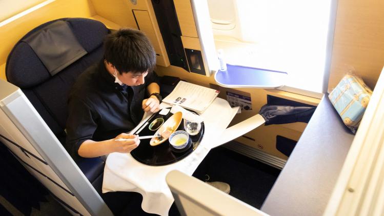 BIZAR. Japanse luchtvaartmaatschappij biedt maaltijden tegen 460 euro aan in vliegtuig op grond