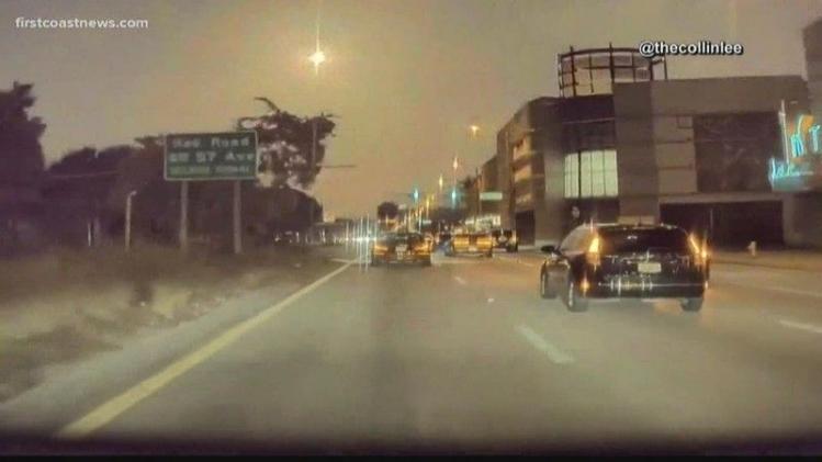 WOW. Heldere vuurbol licht nachtelijke hemel boven Florida op (video)