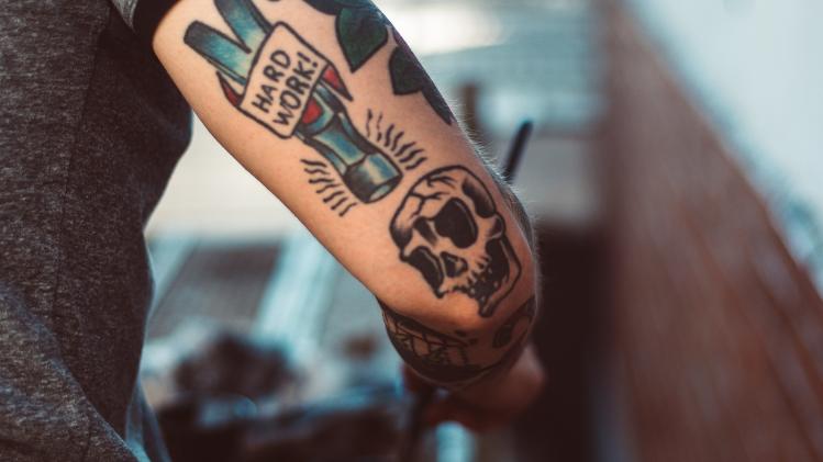 OEPS. TikTokker zet per ongeluk verkeerde tatoeage (video)