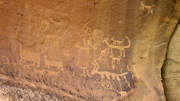 BIZAR. Toeristische klimroutes over eeuwenoude rotstekeningen zetten kwaad bloed