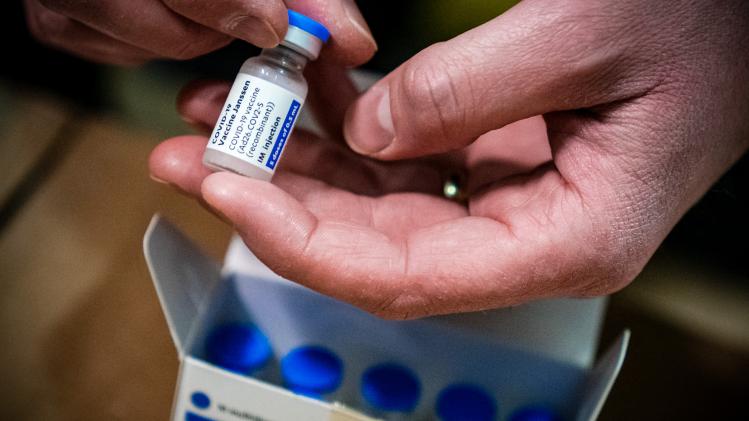 EMA: "Bloedklonters erg zeldzame bijwerking van Johnson & Johnson-vaccin, maar voordelen wegen op tegen risico"