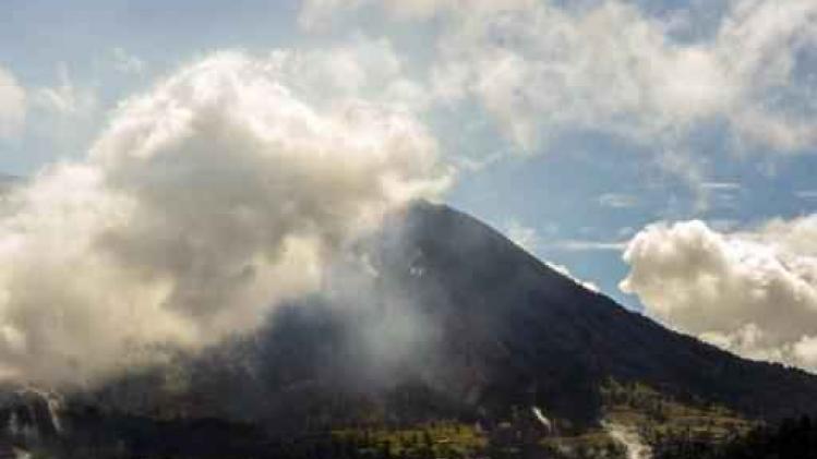 Vulkaan spuwt as over Costa Rica