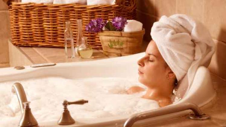 woman-taking-relaxing-bath