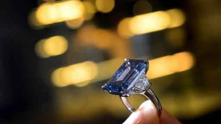 Diamant "Oppenheimer Blue" geveild voor recordbedrag van 57