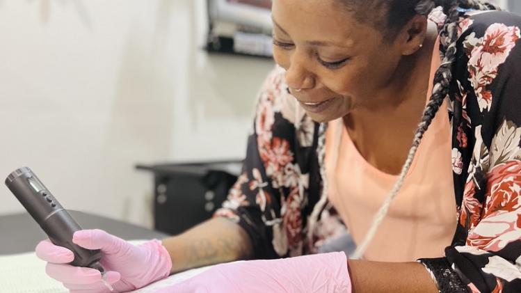 De mooie carrièreswitch van Florence: tattoo artist op 37