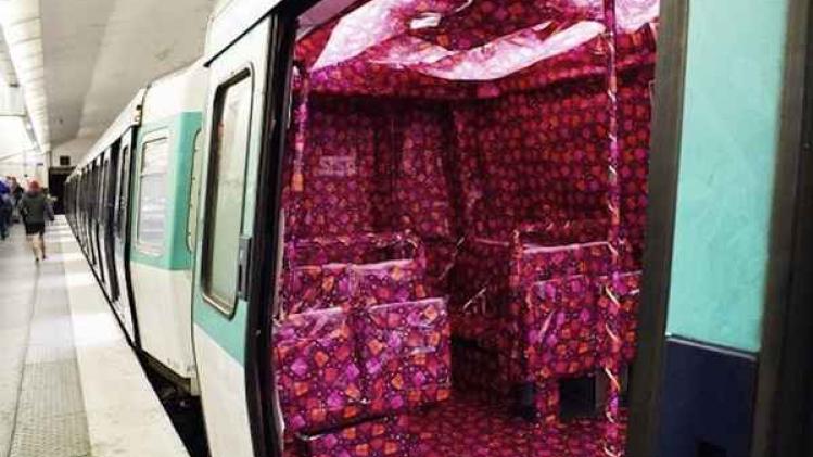 Ingepakt metrostel vrolijkt reizigers in Parijs op