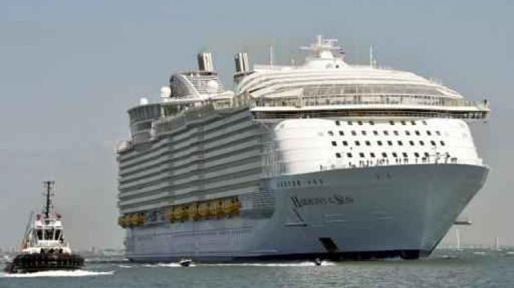 Grootste cruiseschip legt aan in Rotterdam
