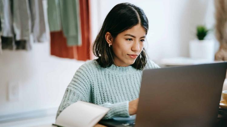 pexels-liza-summer-hoe-kan-je-slagen-voor-je-academiejaar-scaled.jpg