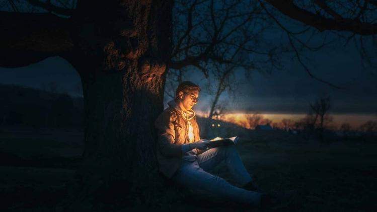 pexels-josh-hild-jongen-die-buiten-zit-en-een-boek-leest-6-redenen-waarom-je-boeken-moet-lezen-in-je-vrije-tijd-als-student-scaled.jpg