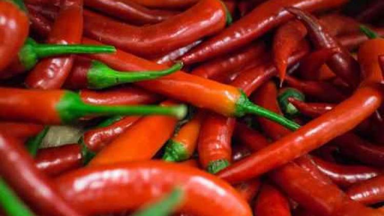 Moeder straft zoon met peper tussen de billen