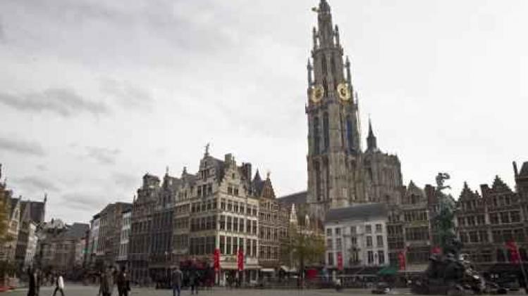 Blikseminslag op kathedraal en her en der wateroverlast in Antwerpen