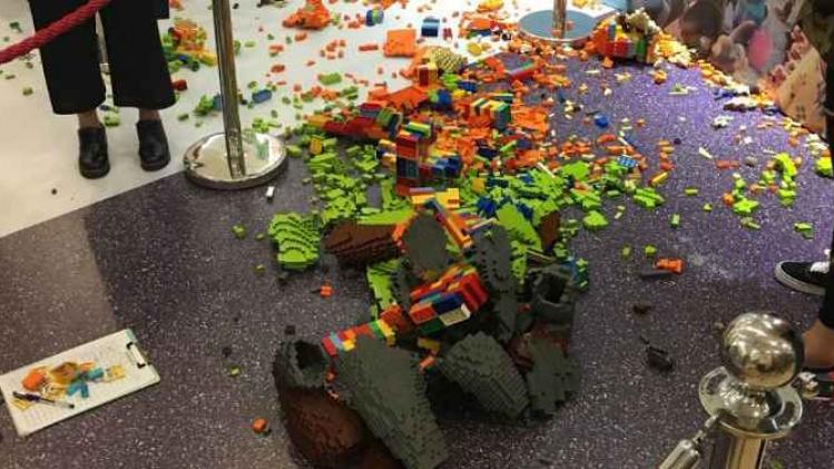 jongen vernielt per ongeluk peperduur Lego-kunstwerk 2