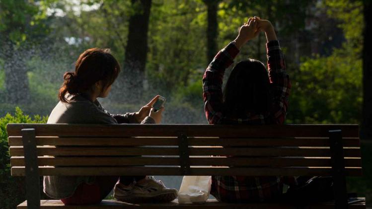 bench-people-smartphone-sun