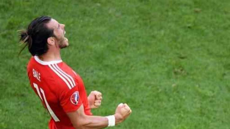 EK 2016 - Bale breekt per ongeluk neus van toeschouwer tijdens opwarming