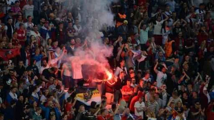 Russische supporters schieten vuurpijl af tijdens de match