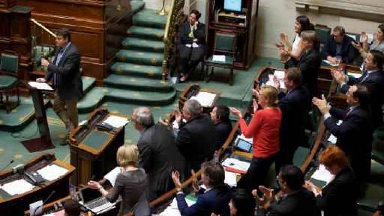 Tobintaks - Staande ovatie van oppositie voor Deseyn na kritiek op Van Overtveldt