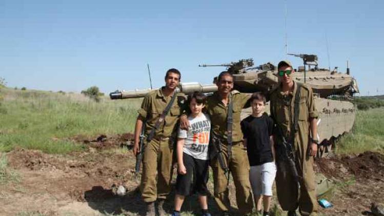 Boys_tank_and_Israeli_soldiers