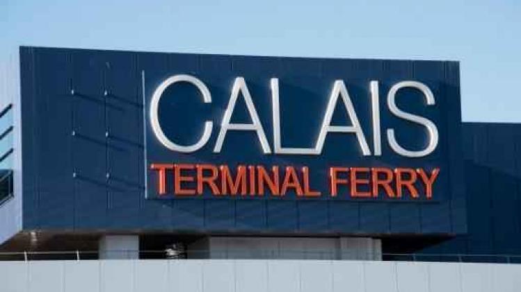 Haven van Calais ligt anderhalf uur stil door vluchtelingen in het water