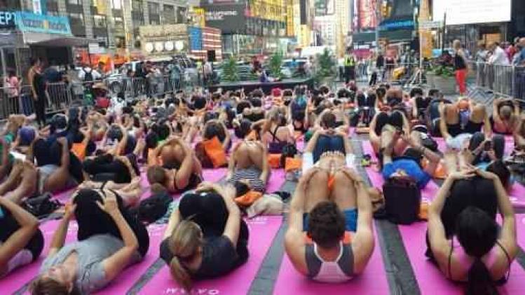 Duizenden yogafans vieren de zomer op Times Square