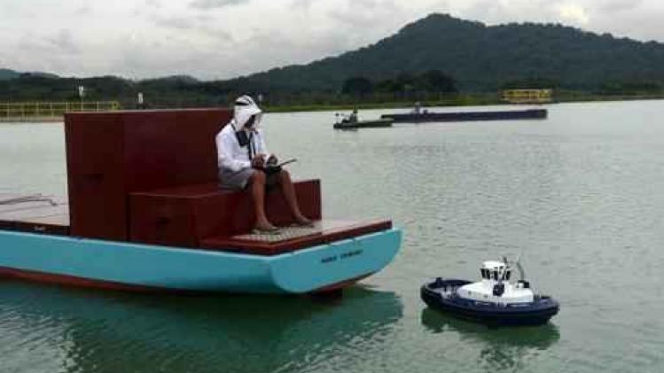 Chinees schip vaart als eerste door verbreed Panamakanaal
