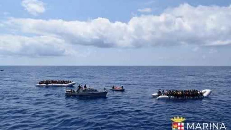 Vluchtelingencrisis - Ruim 3.300 migranten gered voor kust van Libië