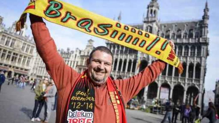 EK 2016 - Belgische supporters eren overleden Erik Reynaerts in Rijsel