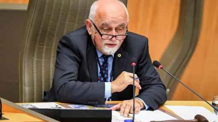 Peumans ergert zich blauw aan gebruik smartphones en laptops in parlement
