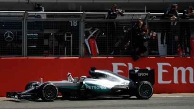 Lewis Hamilton zegeviert derde opeenvolgende keer op Silverstone