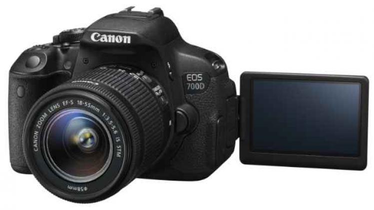 EOS 700D FSL LCD OPEN w EF-S 18-55mm IS STM