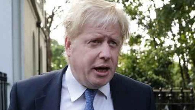 Vliegtuig Boris Johnson dat op weg is naar Brussel maakt noodlanding in Londen