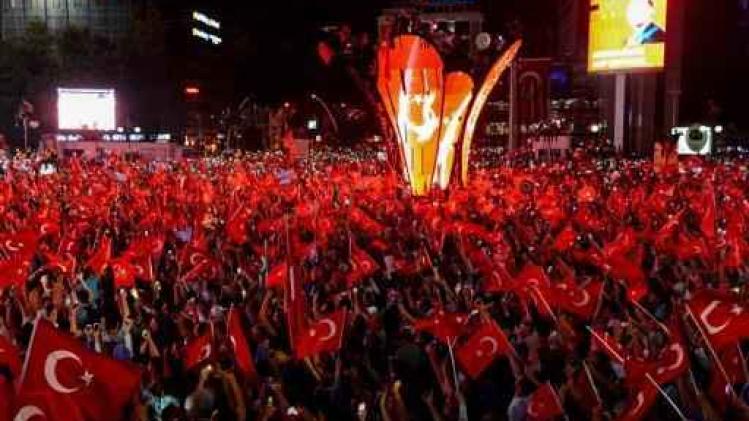 Couppoging Turkije - Regering roept Turken op te blijven manifesteren tegen couppoging