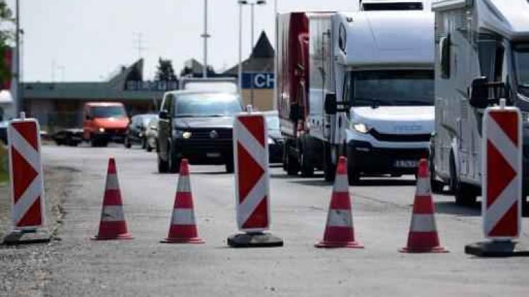 Vluchtelingencrisis - Oostenrijk klaar om hek van 100 kilometer aan grens met Hongarije recht te zetten